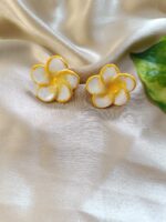 Gardenia Bloom: Handcrafted Clay Hasuli Necklace – Exclusive Artistic Jewellery - Image 4